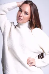 Sweater negro tejido de punto con media polera y trama lineal con textura y relieve.