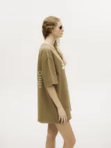 Remera color marrón con estampado de una lata y texto en blanco. Corte cuadrado y básico, hecha en algodón con textura tipo gastada.