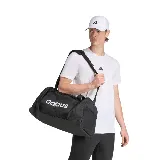 Bolso deportivo Adidas Linear Duff M, color negro con logo blanco estampado en el frente. Cuenta con doble asa de mano y correa ajustable para el hombro.