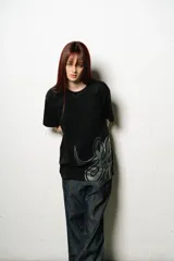 Remera negra de corte regular fit, confeccionada en jersey de algodón. Presenta un estampado plastisol de alta calidad en el frente.