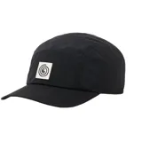 Gorra negra de cinco paneles con visera plana y parche blanco con logo estampado en el frente.