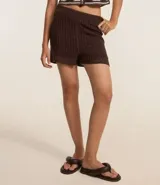 Short marrón de punto con forro.