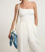 Pañuelo cuadrado de satén con estampado de rayas onduladas en tonos azul, celeste, blanco y verde lima.