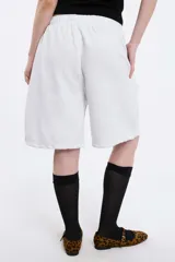 Short deportivo negro con cintura elástica y bolsillos laterales. Corte holgado a la rodilla.