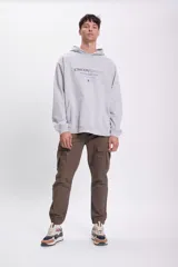 Pantalón deportivo cargo jogger color verde con bolsillos laterales y corte ajustado en los tobillos.