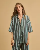 Camisa a rayas verticales grises, azules y verdes, con cuello clásico, escote en V, manga corta y corte holgado.