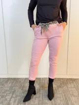 Pantalón rosa de corte recto, con cintura elástica y lazo con estampado animal print.
