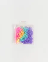 Set de 100 gomitas de silicona multicolor en estuche transparente.