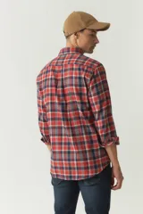 Camisa de viyela a cuadros rojos y azules, corte regular y logo bordado.
