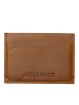 Tarjetero de cuero color marrón con múltiples ranuras para tarjetas y logo de la marca grabado en el frente.