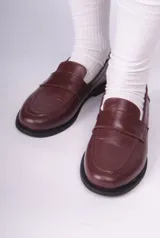 Mocasines negros de cuero con detalle de antifaz y suela plana. Interior con logo de la marca LSF2Y estampado en plateado.