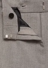 Pantalón de vestir gris con corte acampanado, tiro alto, bolsillos laterales y cierre oculto con botón, gancho y cremallera.