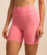 Bermuda deportiva de poliamida color rosado, con tiro alto y pespunte doble en los laterales.