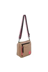 Bandolera negra con correa ancha estampada en blanco y rosa. Tiene un bolsillo externo con cierre y aplique circular rosa con un corazón blanco.