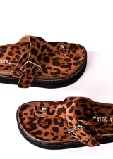 Sandalias con estampado animal print, con tira entre los dedos y plataforma flatform con base negra.