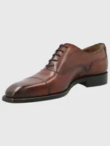 Zapato de vestir acordonado color marrón, fabricado en Italia con cuero de alta calidad.