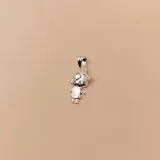 Dije de plata 925 con forma de niña con moño adornado con circonias.