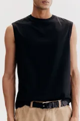 Musculosa negra de punto liviano con cuello y sisas acanaladas, corte estándar y bajo recto. Confeccionada con tejido funcional Coolmax®, una fibra de poliéster de secado rápido que elimina la humedad y regula la temperatura corporal.