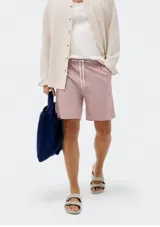 Bermuda rosada de corte recto con cintura elástica y bolsillos laterales.