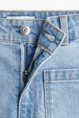 Short de denim celeste de tiro alto, con bolsillos frontales tipo parche y bolsillos traseros. Cierre frontal con botón metálico.