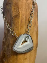 Collar con cadena dorada de eslabones grandes y dije de piedra ágata verde. Cada dije es único y puede variar ligeramente de la foto.