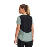 Remera deportiva negra de mujer con logo blanco en el pecho.