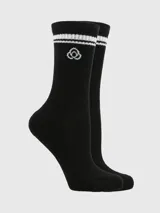 Pack de tres pares de calcetines negros con tres líneas horizontales blancas en la parte superior y logo bordado en blanco.
