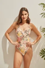 Malla entera con estampado floral en tonos naranja, amarillo, marrón y verde. Tiene breteles finos con detalle de argollas plásticas.