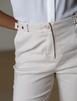 Pantalón capri color beige, marca Zac & Rachel, confeccionado en gabardina elastizada. Presenta pretina con botón, cierre y hebilla metálica, bolsillos inclinados en la parte delantera y corte ajustado.