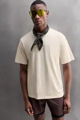 Camiseta relaxed fit color blanco confeccionada en tejido de algodón. Cuello redondo y manga corta. Estampaciones combinadas a contraste en delantero y espalda. Zara Athleticz.