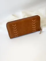 Billetera grande de cuero color camel con cierre metálico y diseño de espiga.