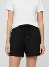 Short de lino y viscosa color negro, con cintura elástica y cordón ajustable. Presenta un corte regular y tejido ligero.