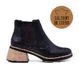 Bota marrón de cuero con elástico lateral, taco de madera y suela de goma.