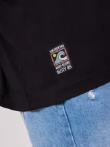 Remera blanca de algodón con logo de la marca Rusty estampado en el frente.