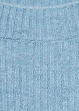 Sweater gris de punto canalé con cuello barco y mangas largas.