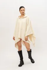 Poncho tejido en telar con capucha, color beige, de 100% lana merino.