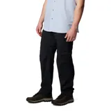 Pantalón largo convertible en short, color caqui, de corte recto y tiro medio. Cuenta con bolsillos laterales con cierre, bolsillos cargo con velcro y cintura parcialmente elástica con cinturón removible.