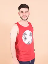 Musculosa roja con estampado de palmeras en el frente y diseño sin mangas.