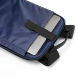 Mochila verde militar de poliéster reciclado, con capacidad para laptops de hasta 15,6 pulgadas. Cuenta con bolsillos frontales con cierre, cinturón para valija en la parte trasera y tela a prueba de agua.