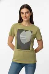 Remera de manga corta color verde oliva con estampado de flor abstracto en tonos grises, negros y verdes.