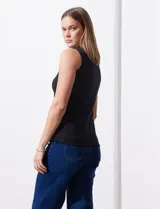 Musculosa de algodón color negro, de corte clásico y escote redondo.