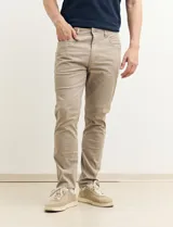 Pantalón de vestir de corte slim fit, color negro.