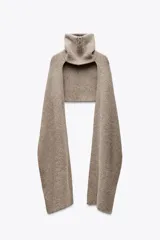 Bufanda larga combinada color beige confeccionada en mezcla de tejidos y lana con cuello subido y cremallera metálica.