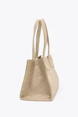 Bolso shopper color beige con diseño trenzado y doble asa de hombro. Cuenta con un bolsillo interior con cierre de cremallera y cierre principal con clip.