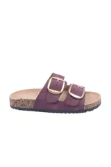 Sandalias color visón con dos tiras anchas ajustables con hebillas doradas. Suela de corcho.