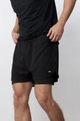 Short deportivo azul marino con calza interna negra y cordón de ajuste en la cintura.