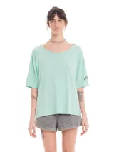 Remera oversized de rib con manga corta y cuello redondo, fabricada en Brasil.