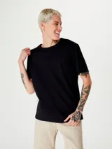 Remera negra de manga corta con corte ajustado.
