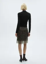 Jersey negro de punto fino con cuello perkins y cierre de botones.