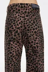 Pantalón vaquero de corte recto y largo tobillero, con cierre frontal con botón denim y tiro alto. Incluye cinco bolsillos.